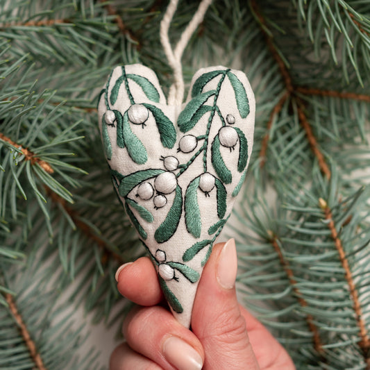 Mistletoe Kiss Christmas Heart Ornament Embroidery Pattern PDF